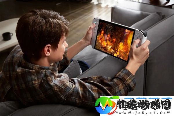 腾讯联合英特尔推出11英寸大屏游戏掌机