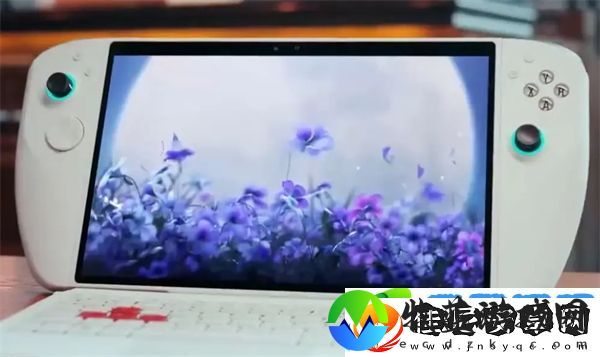 腾讯联合英特尔推出11英寸大屏游戏掌机